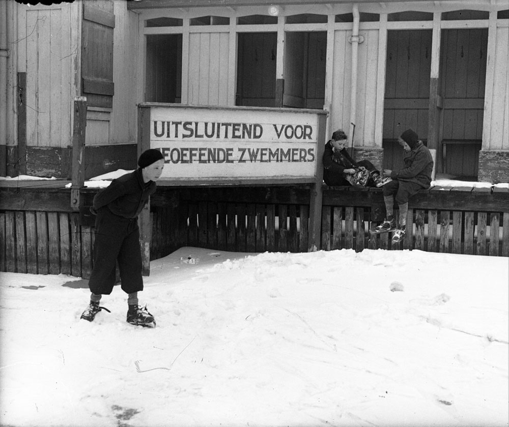 19470221-Flickr-IISG Uitsluitend voor geoefende zwemmers